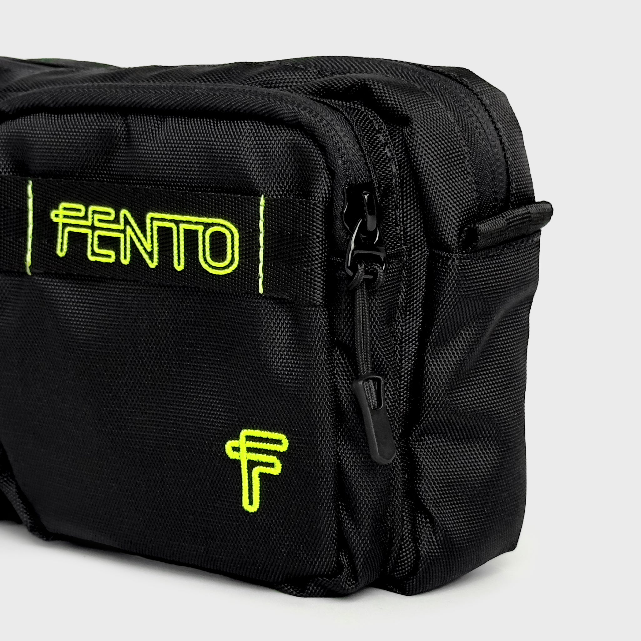 Utility belt bag in black canvas – minimalistic and functional style for city adventures.