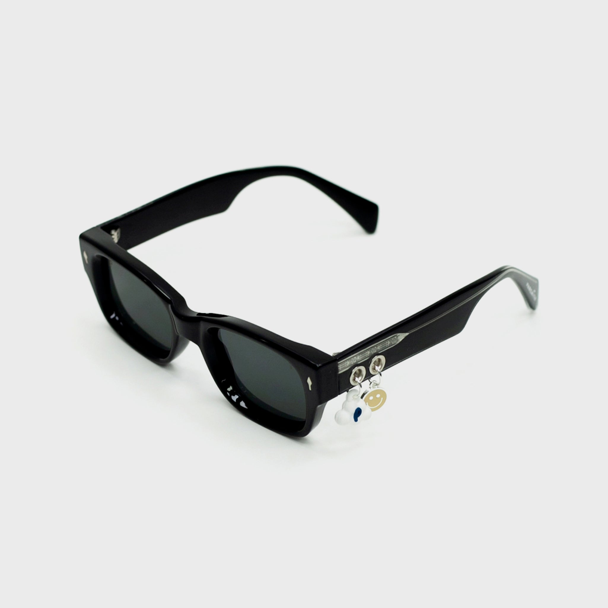 Fento Parchita Atlas model – sleek black sunglasses for a timeless urban look.