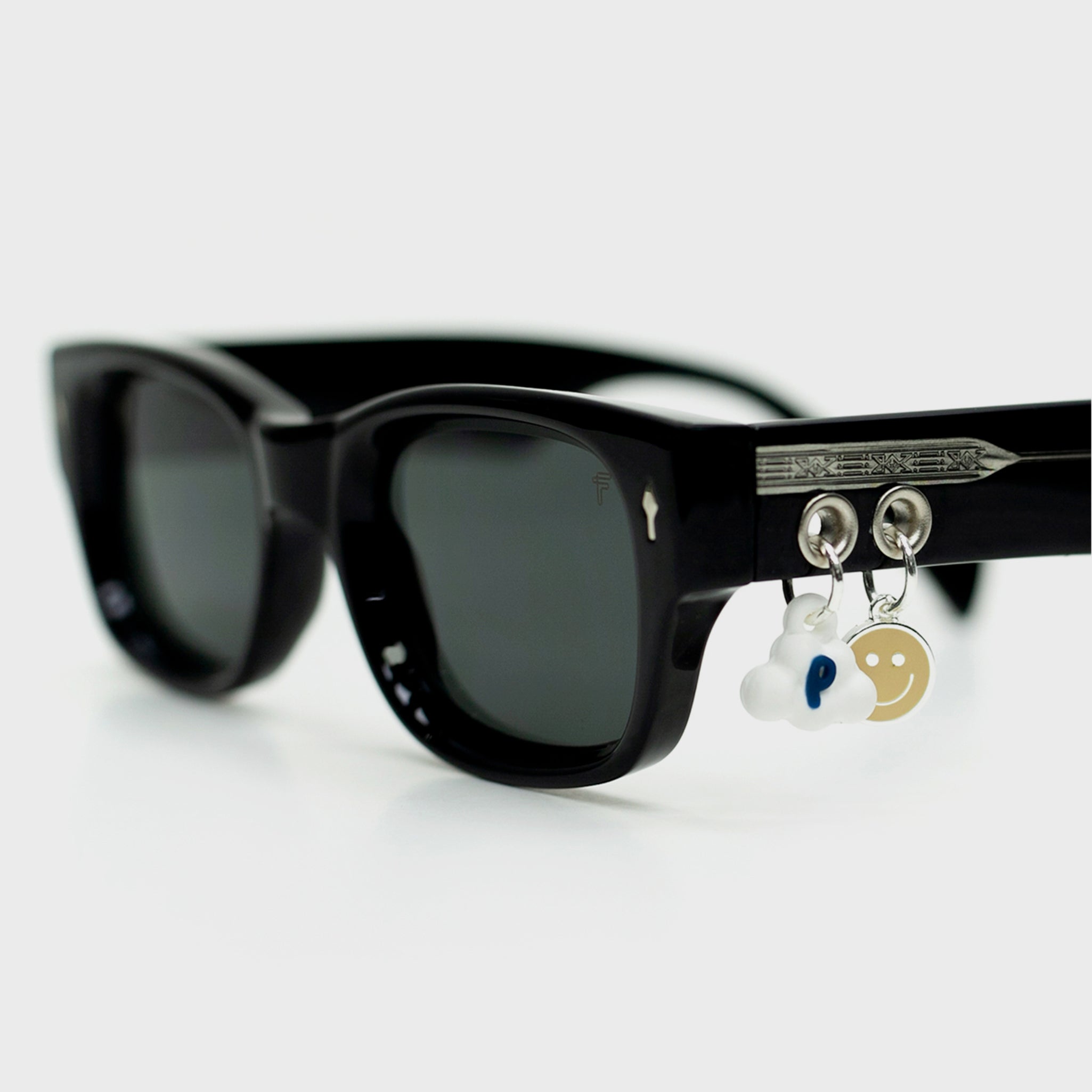 Atlas eyewear in deep black – Fento Parchita collection with edgy street-style appeal.