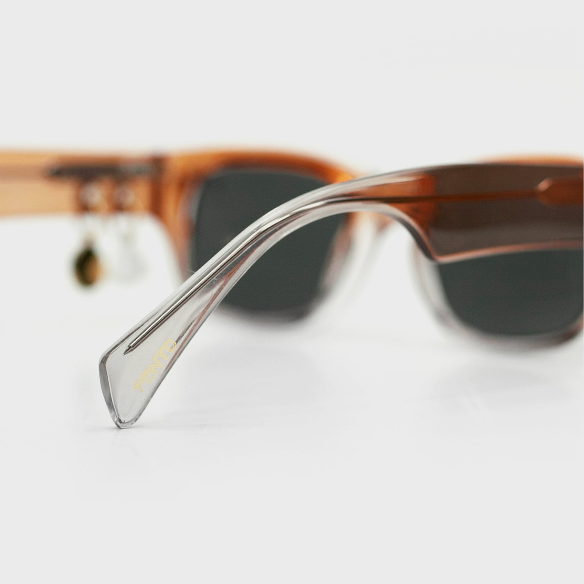 Fento Atlas Orange – statement sunglasses with vibrant tone and minimalist lines.
