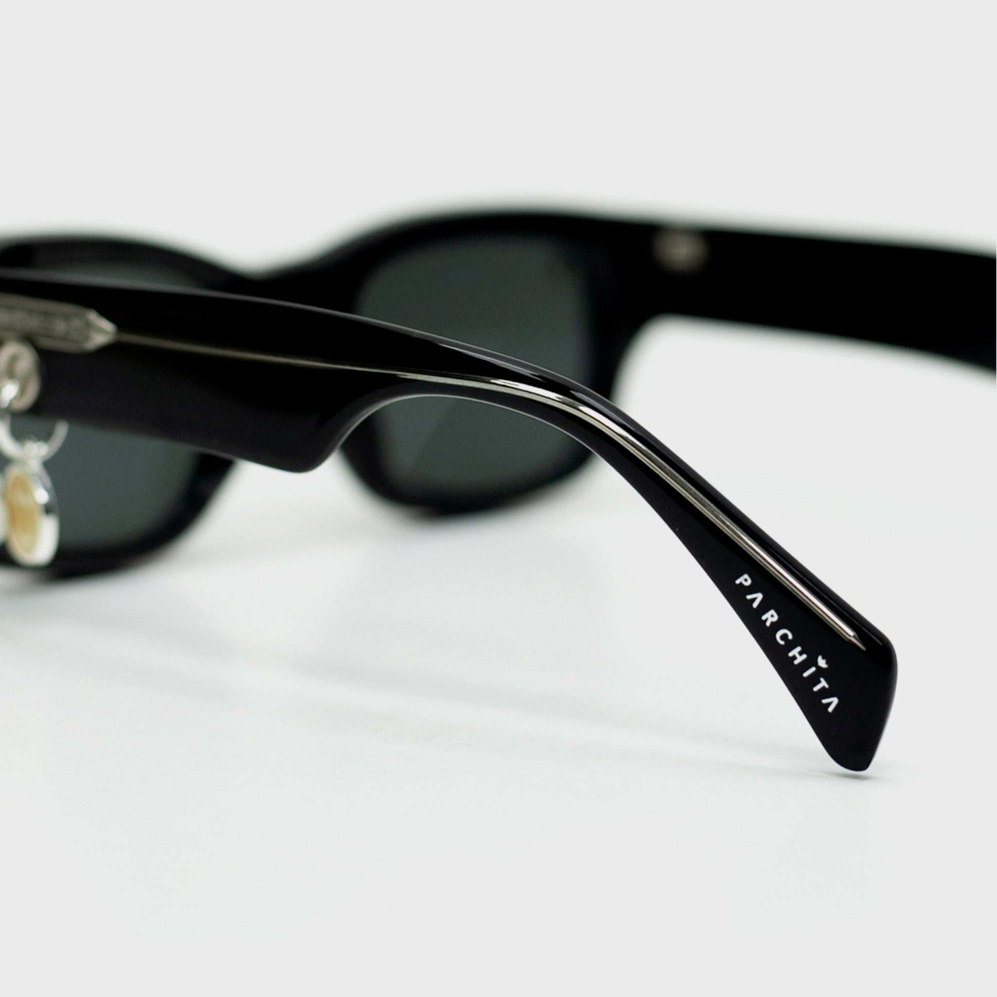 Black sunglasses Atlas by Fento – minimalist silhouette with statement presence.