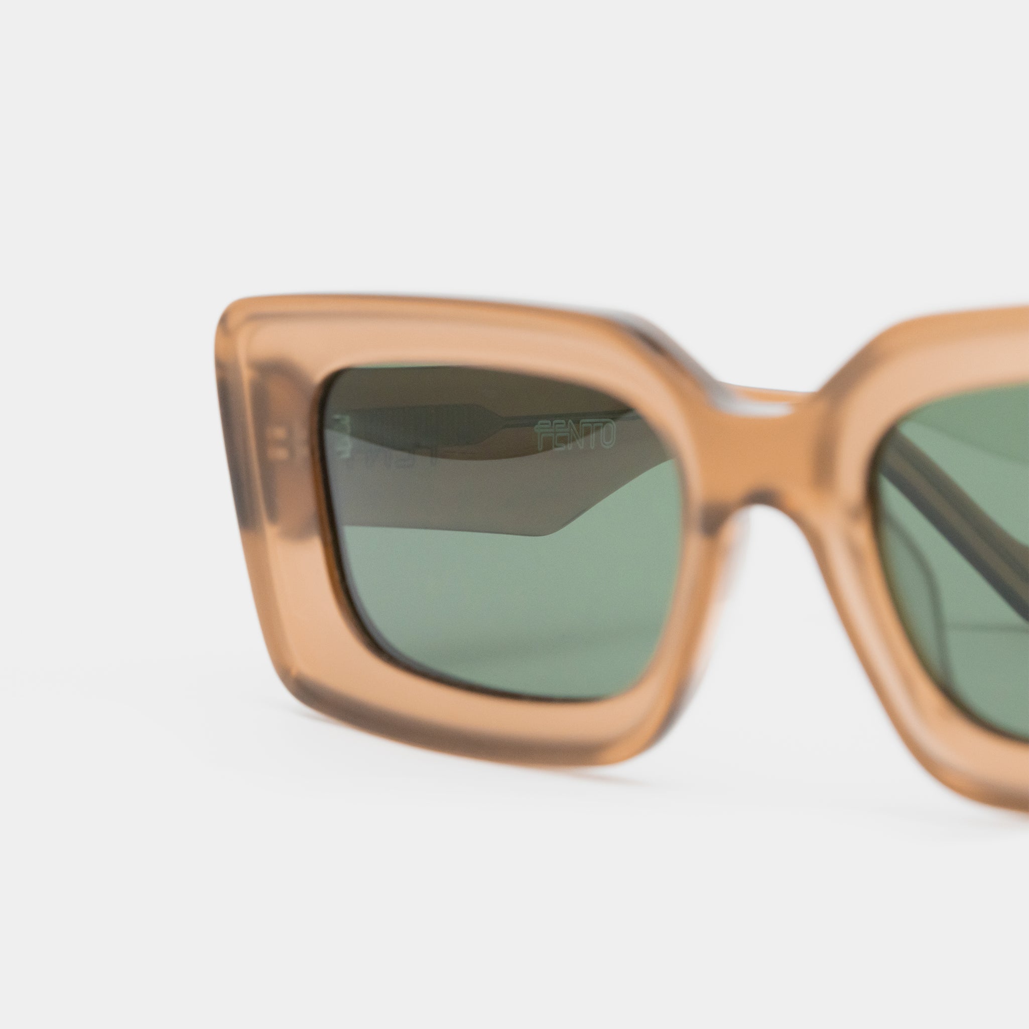 Fento Cameron Brown – square sunglasses in amber-toned acetate.