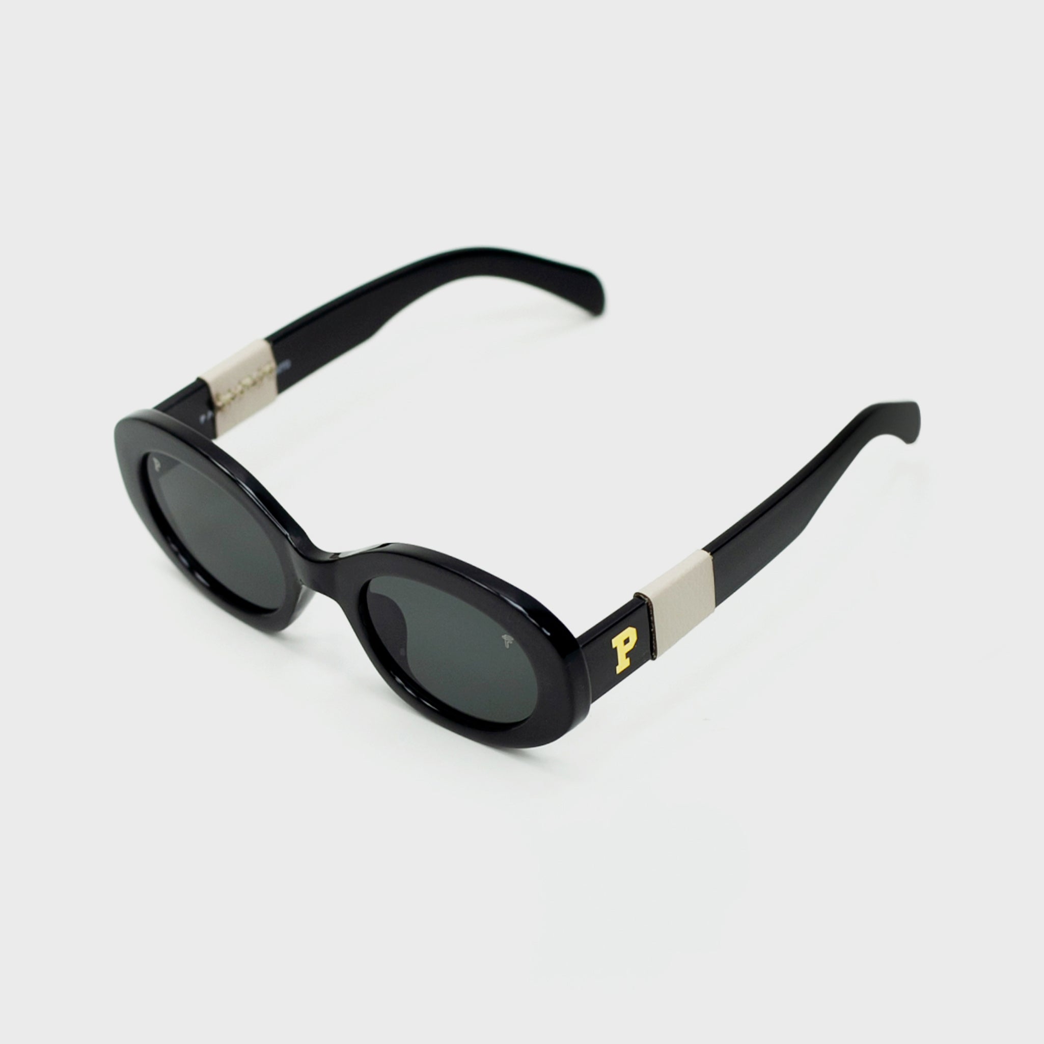 Fento Parchita Eter model – sharp black sunglasses with a statement silhouette.