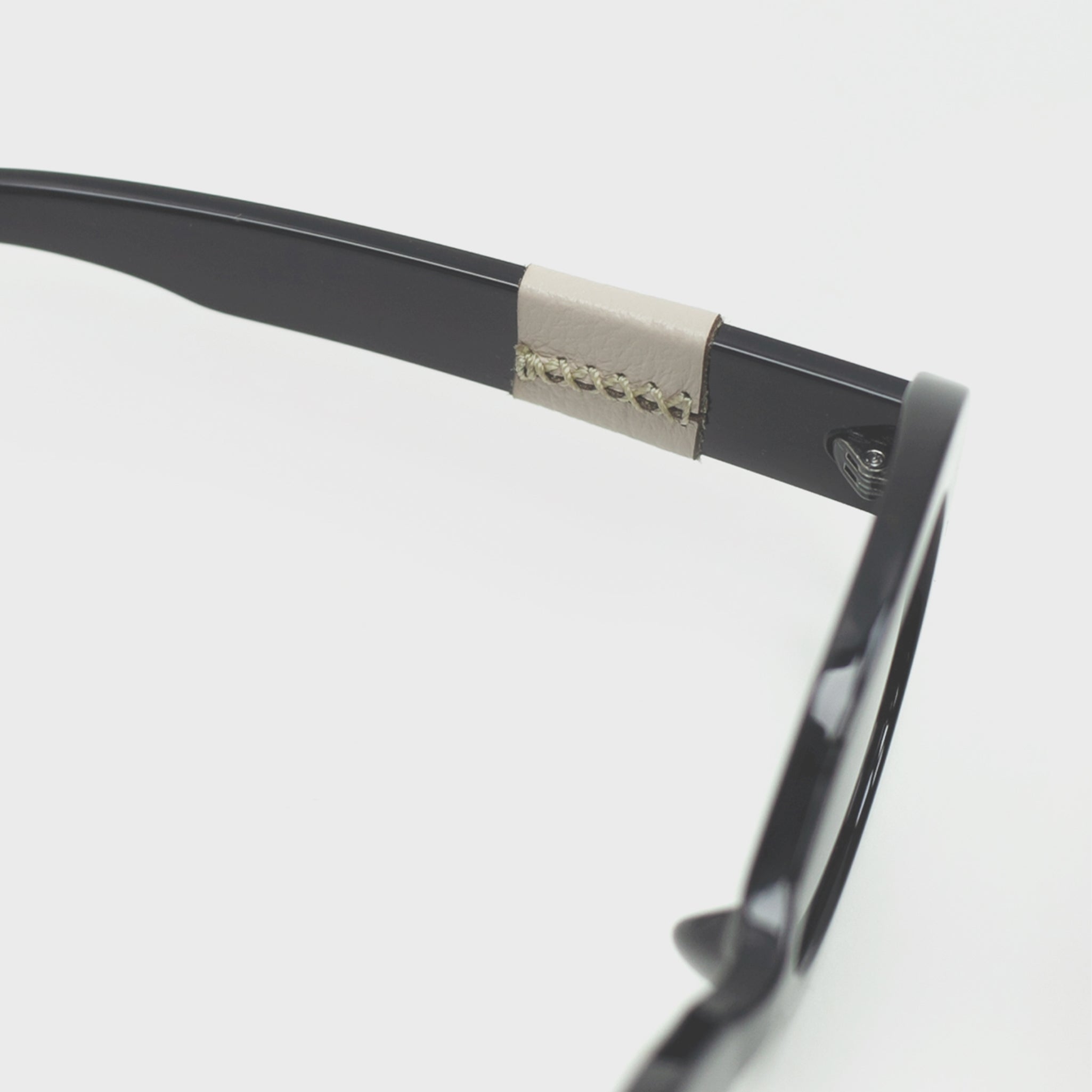 Fento Eter Black – futuristic unisex sunglasses in matte black finish.