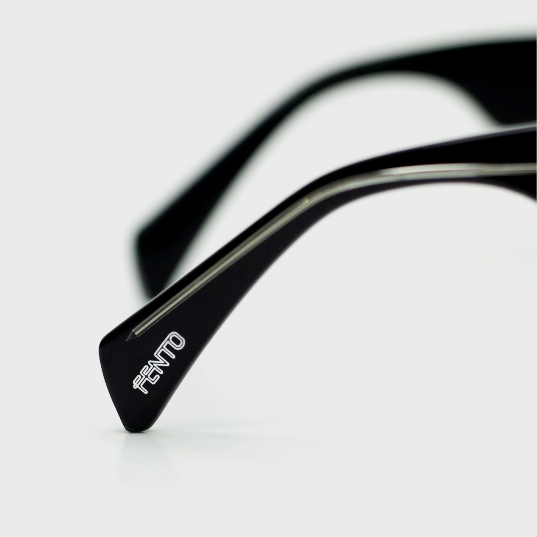 Fento Atlas Black sunglasses – unisex design with matte black finish and bold attitude.