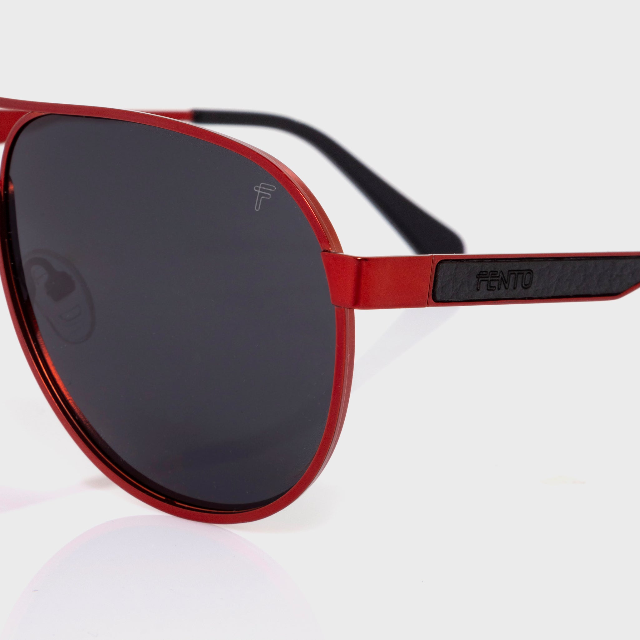 Nomad eyewear in stainless steel red – a striking fusion of color and strength.