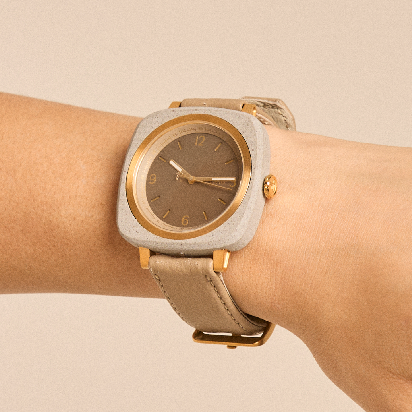 Foster Concrete Watch – minimalist taupe tone with golden details and soft leather band.

