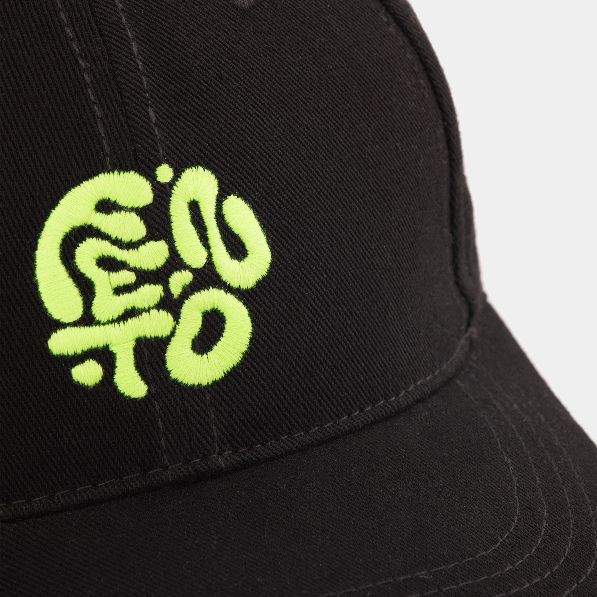  Unisex Groovy cap in black – timeless look in premium cotton blend.