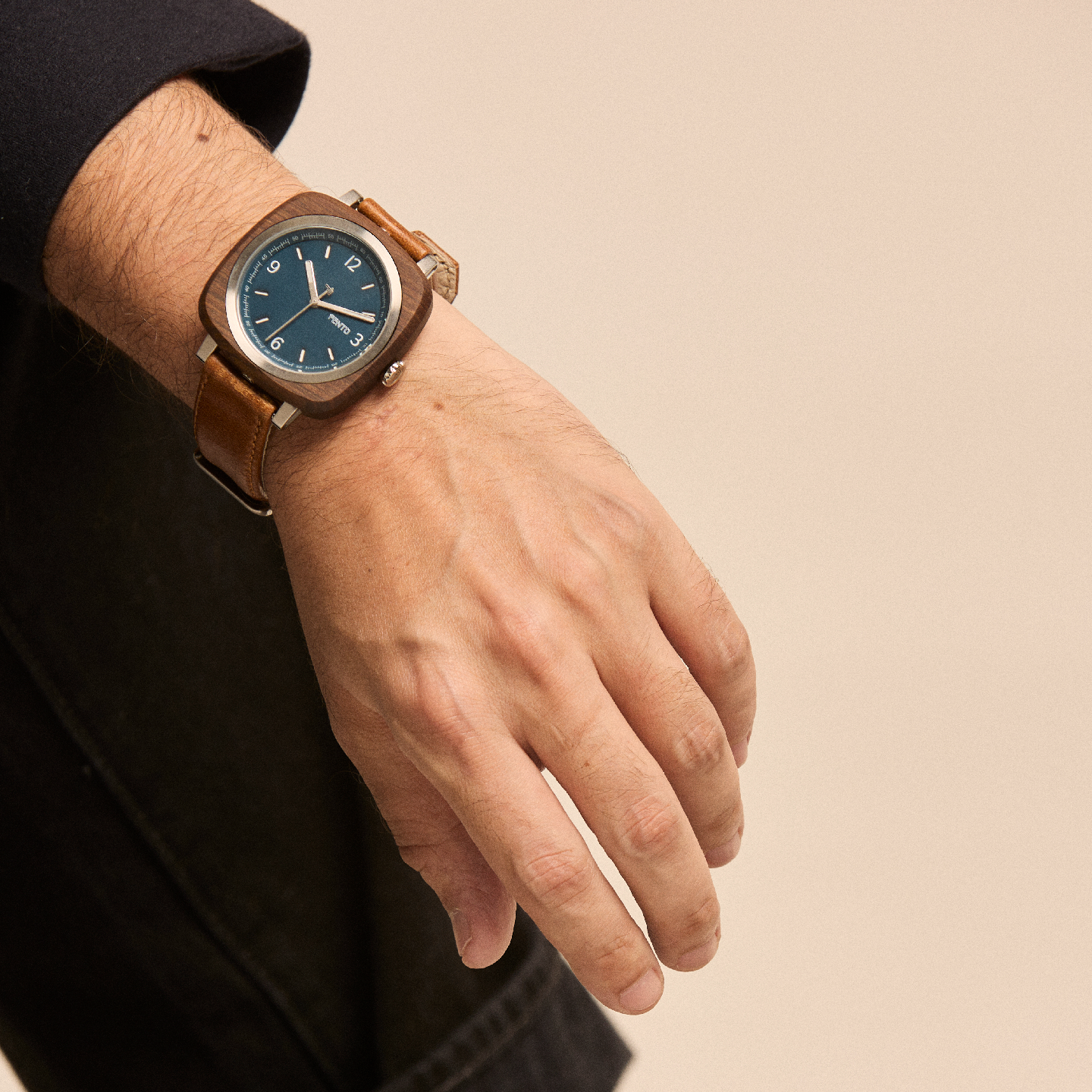 Foster wooden watch – rich brown finish and genuine leather strap for authentic elegance.