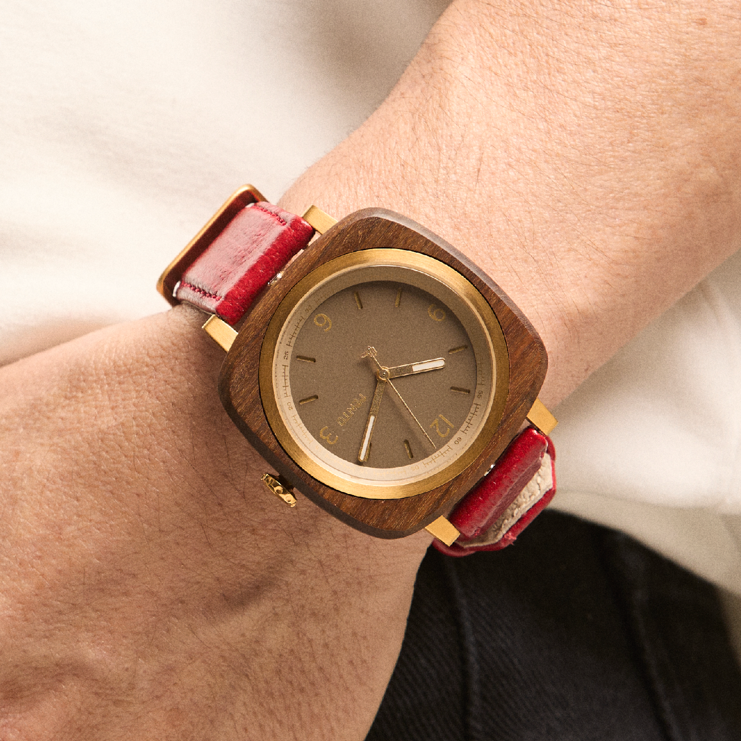 Reloj Foster para mujer – diseño sofisticado en madera natural, acabado dorado y correa roja vibrante.