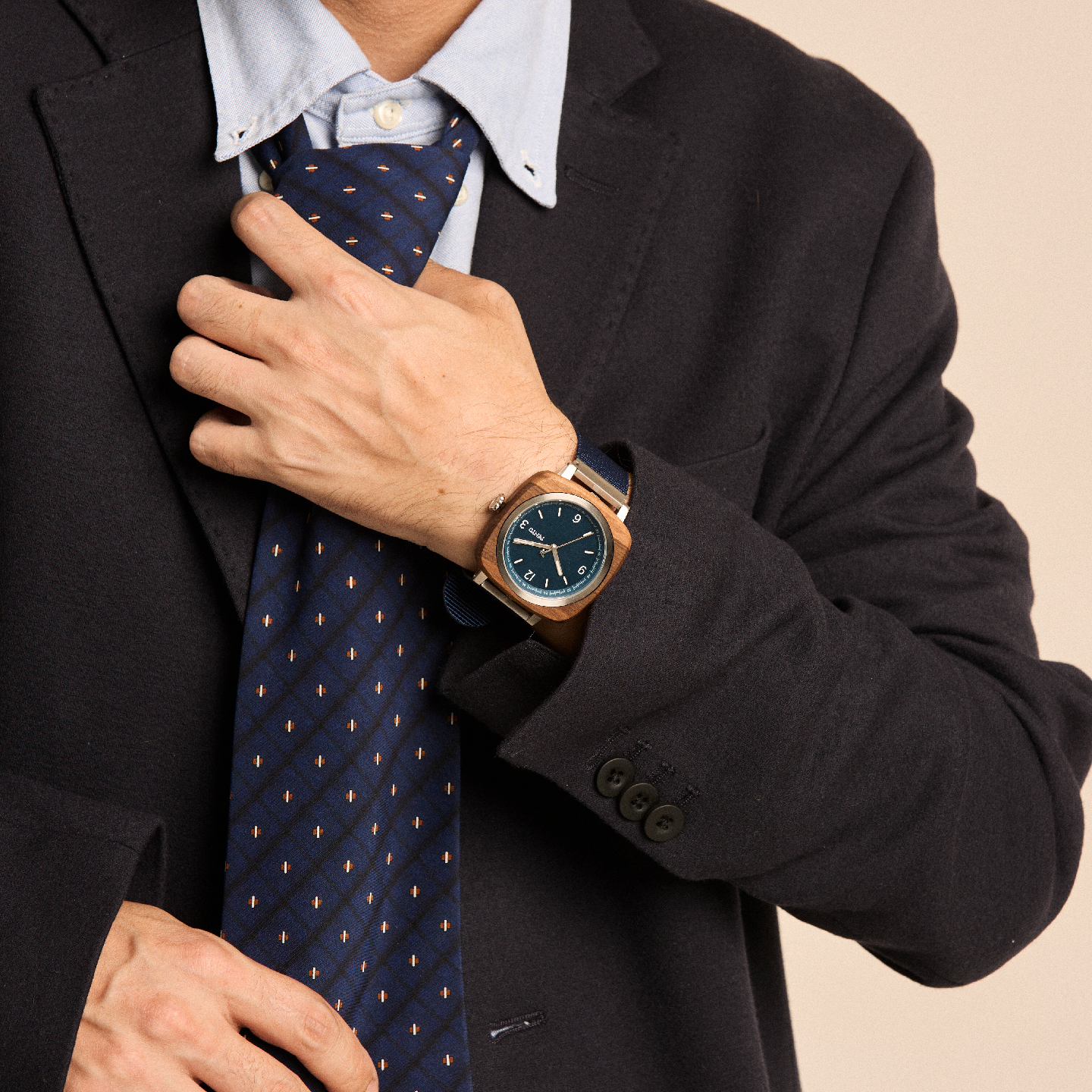 Fento Foster wood watch – urban, sporty, and elegant with a natural finish and blue strap