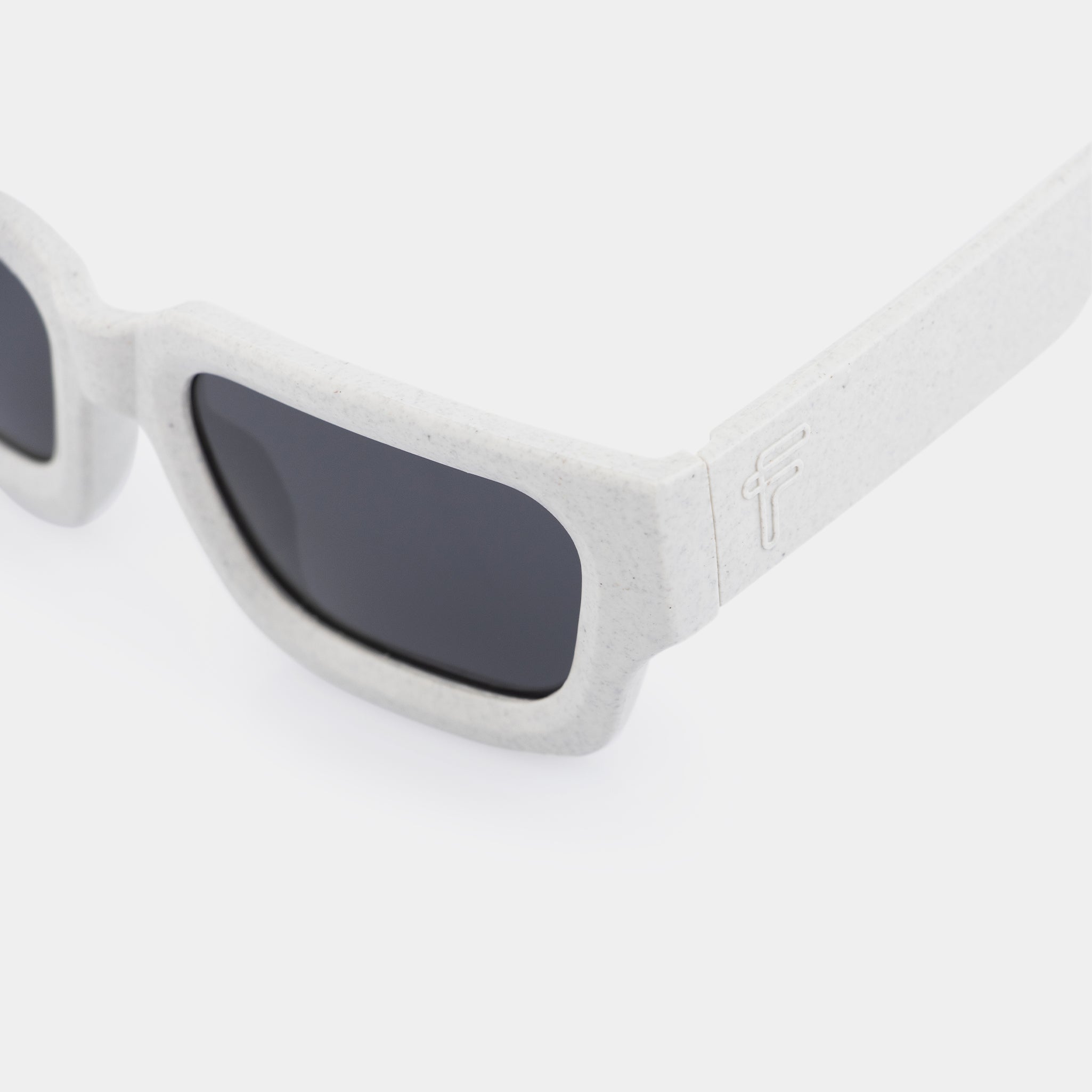 Recycled Tetra Pak sunglasses Go – minimalist white frame for everyday wear.