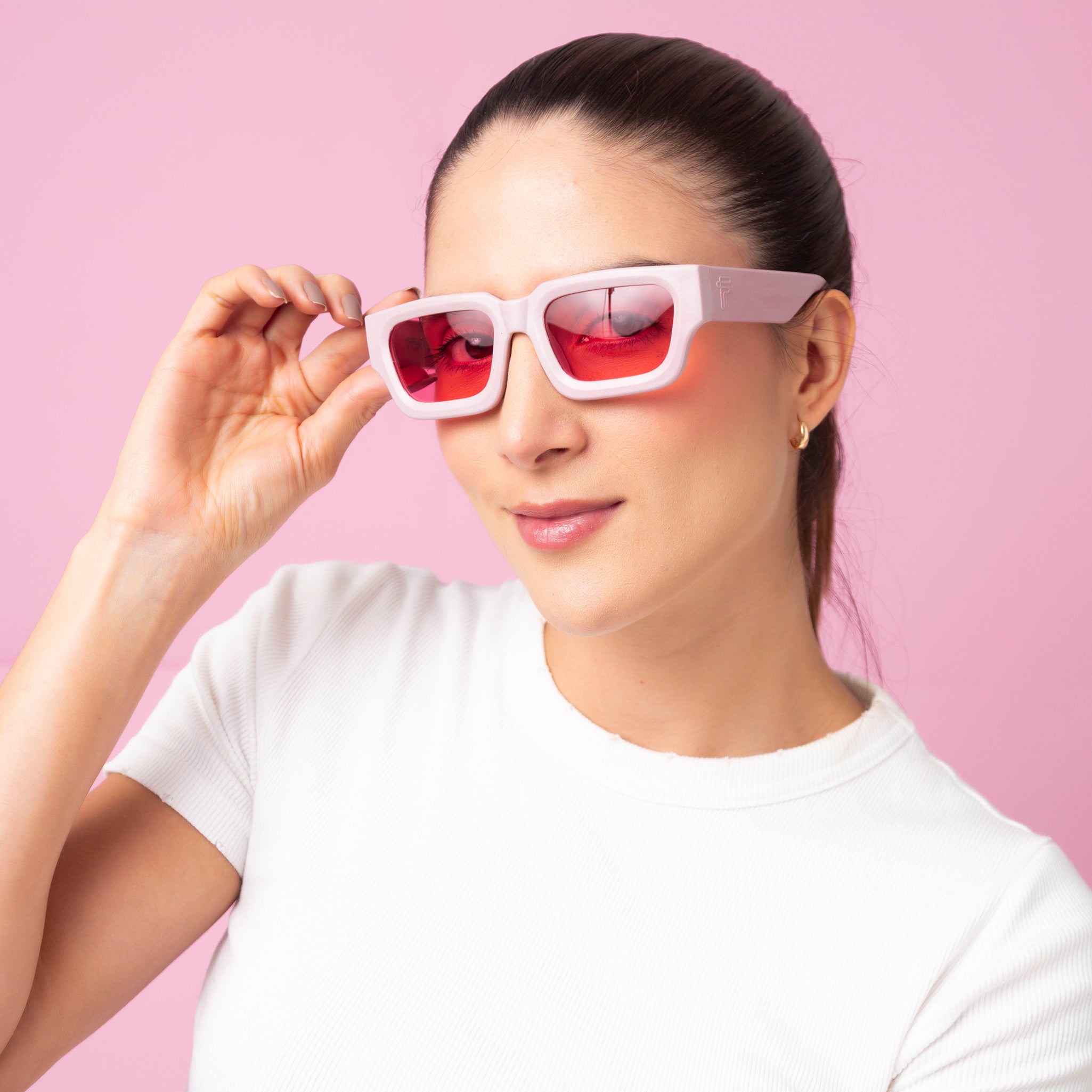 Fento Go sunglasses – unisex eco-friendly design in soft strawberry tone.