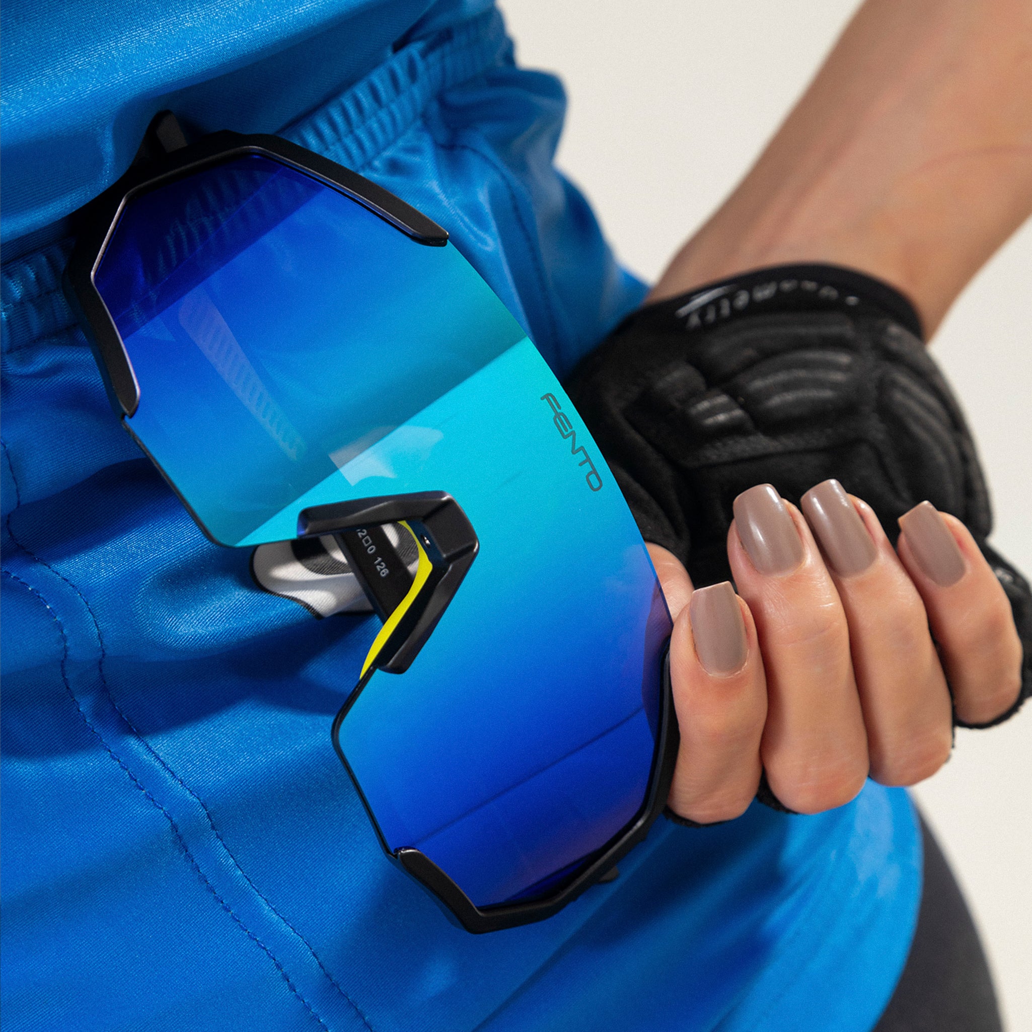Fento Hyper Black Blue – high-performance sunglasses with lightweight TR90 build.