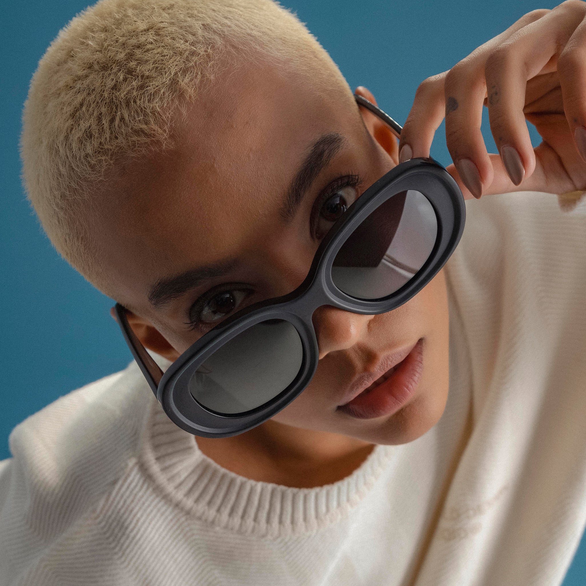 Fento Iris sunglasses – square black frame with clean, modern lines.