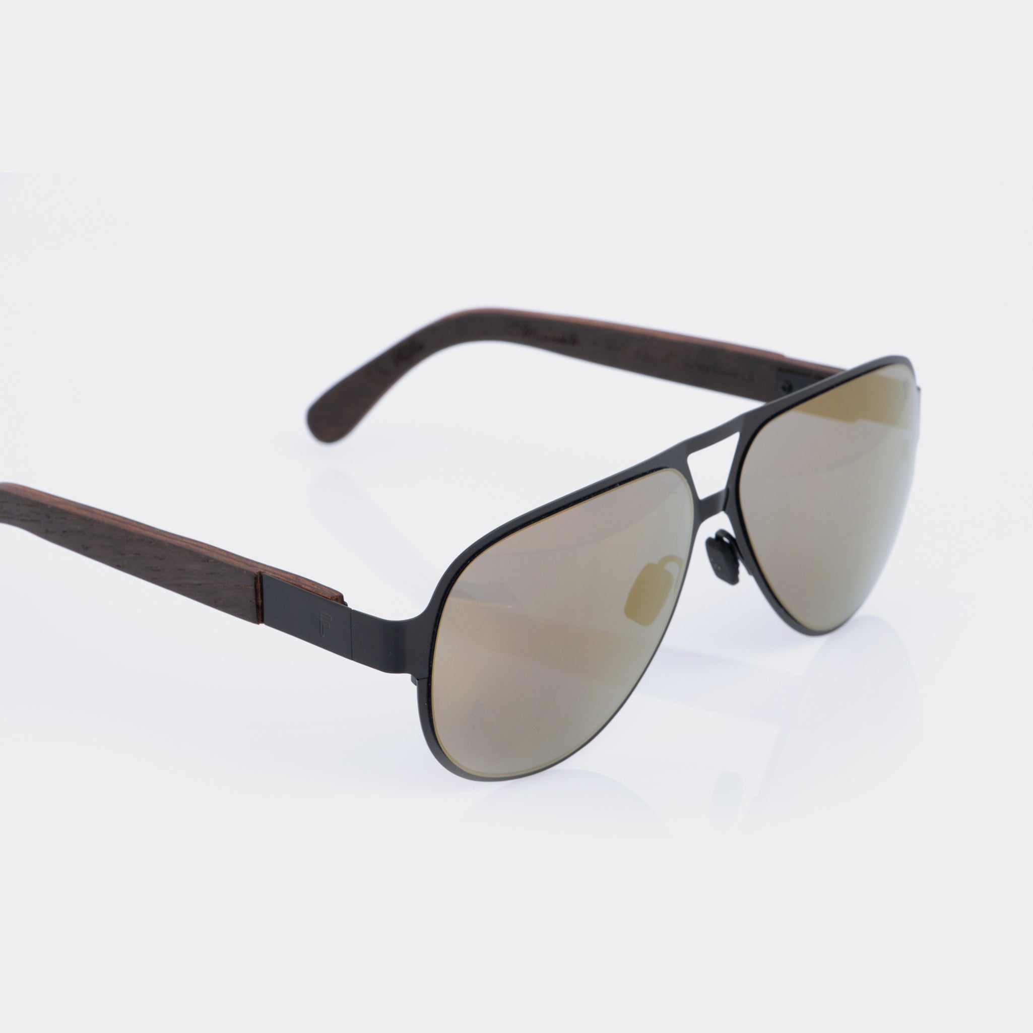 Gafas de sol Kaveli doradas – montura de acero y madera para un estilo distintivo.