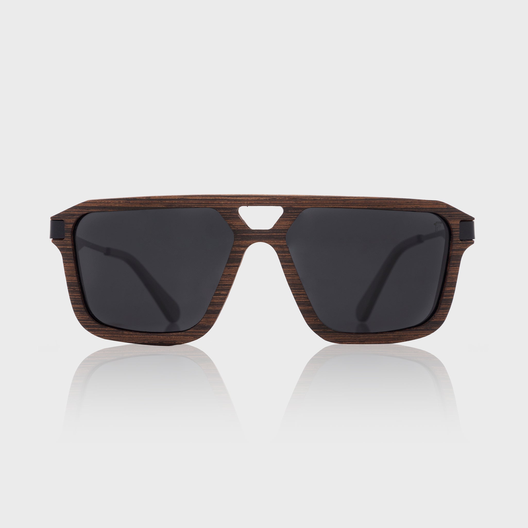Gafas de sol Legend Wengué – montura de madera oscura con lentes grises elegantes.

