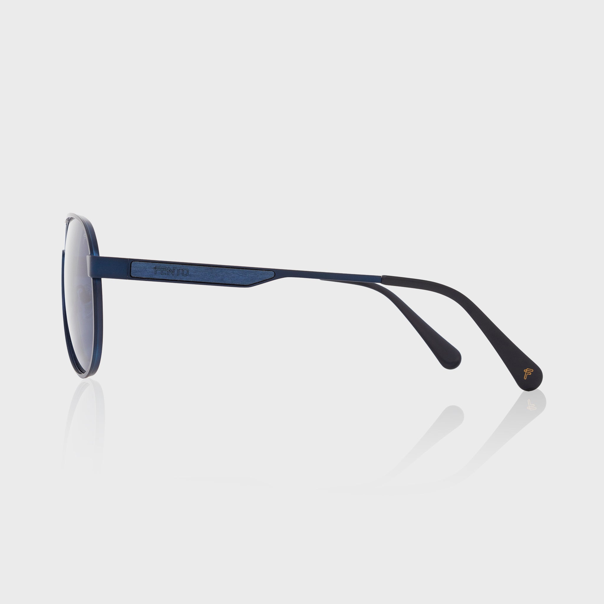 Nomad Stainless Steel Navy eyewear – minimalistic design with a bold, sophisticated touch.