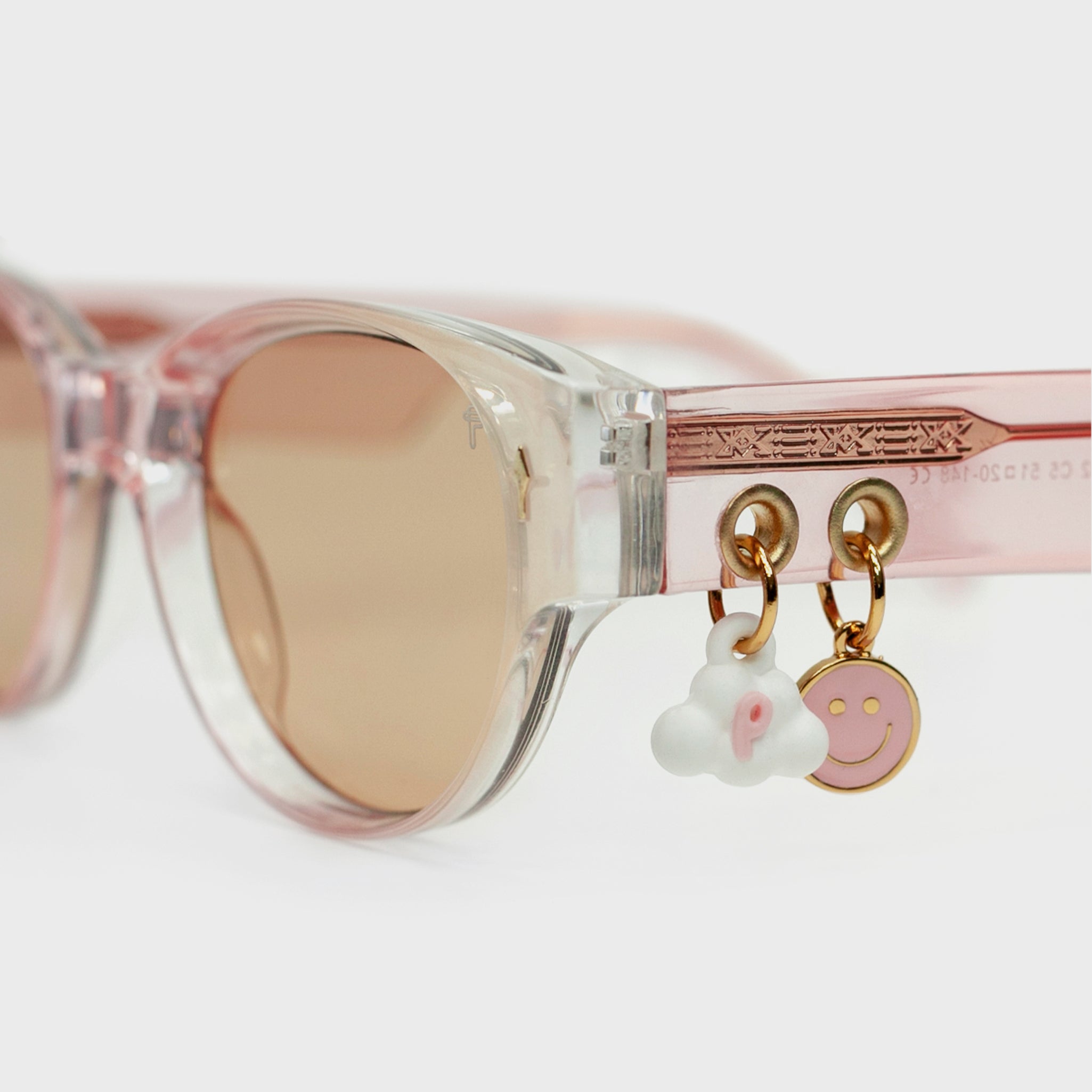 Fento Sky Peach sunglasses – bold translucent frame for a standout summer accessory.