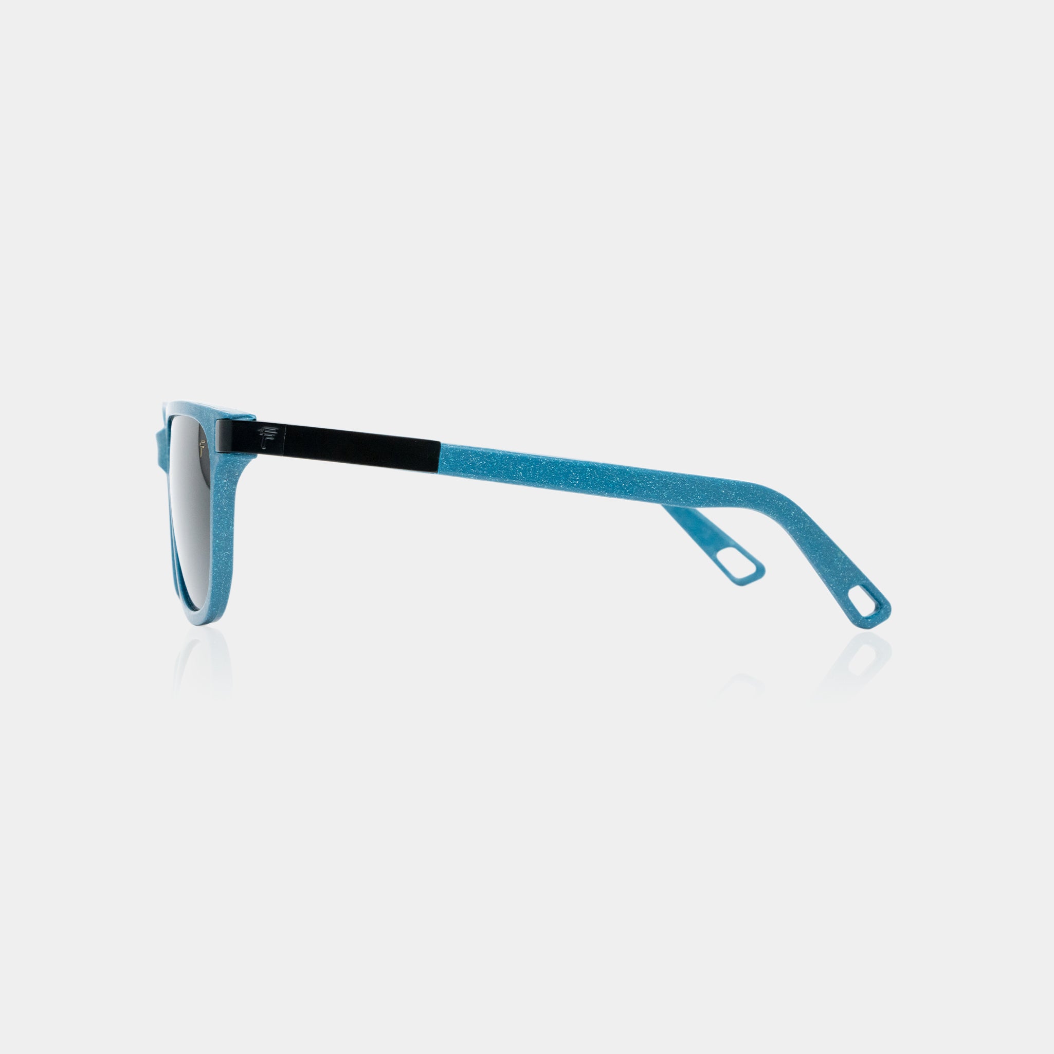Tetra Pak Blue solar lenses – made from recycled materials with a unique style.