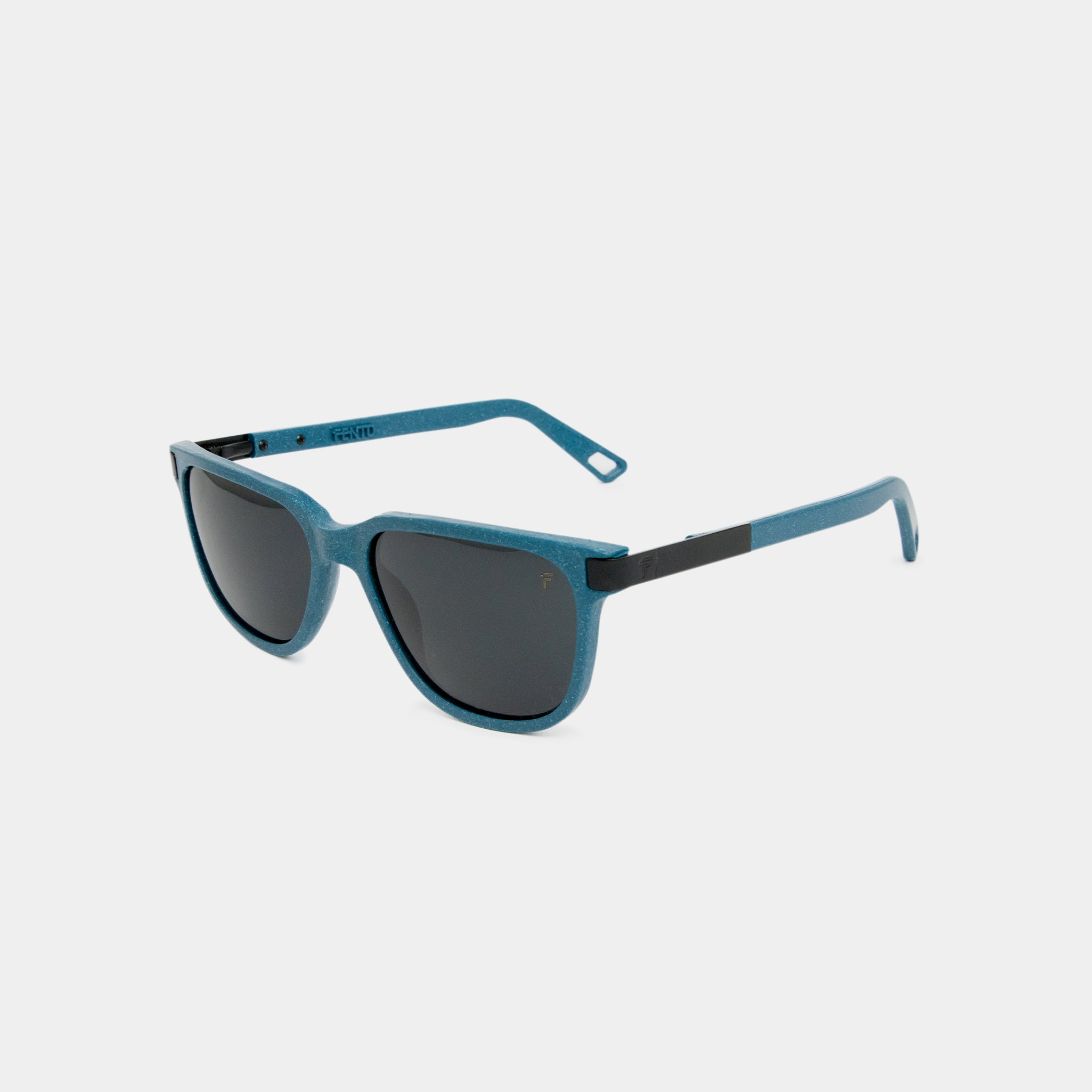 Tetra Pak Blue solar lenses – made from recycled materials with a unique style.