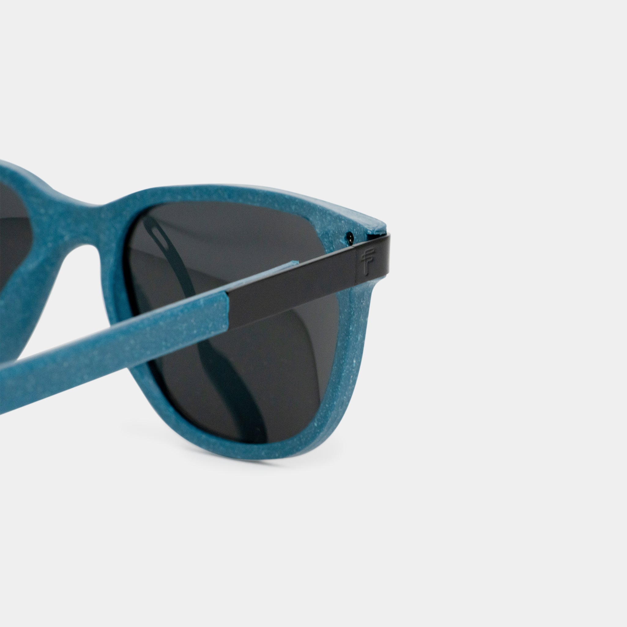 Tetra Pak blue frame – modern sunglasses crafted from recycled materials.
