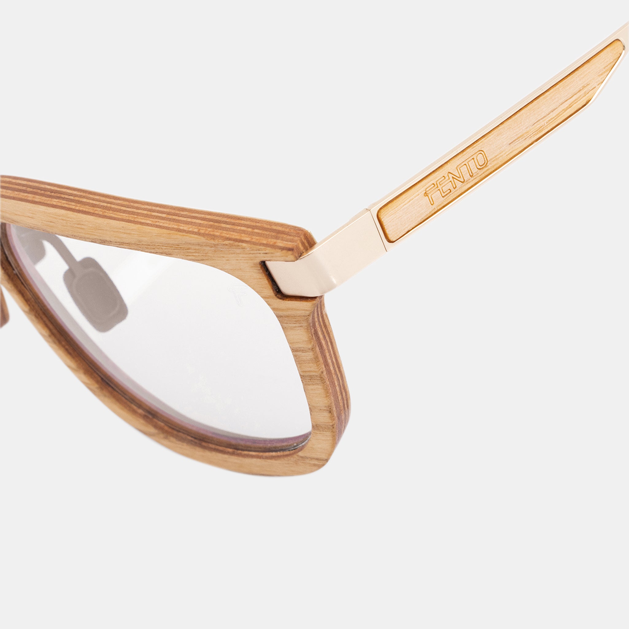 Specta Wood glasses – ash wood construction with a refined golden touch.