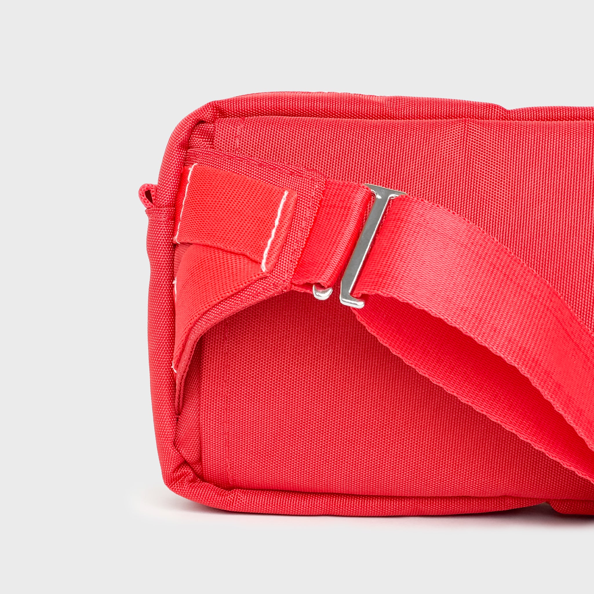 Canvas waist bag in red – stylish, practical, and perfect for daily use or travel.

