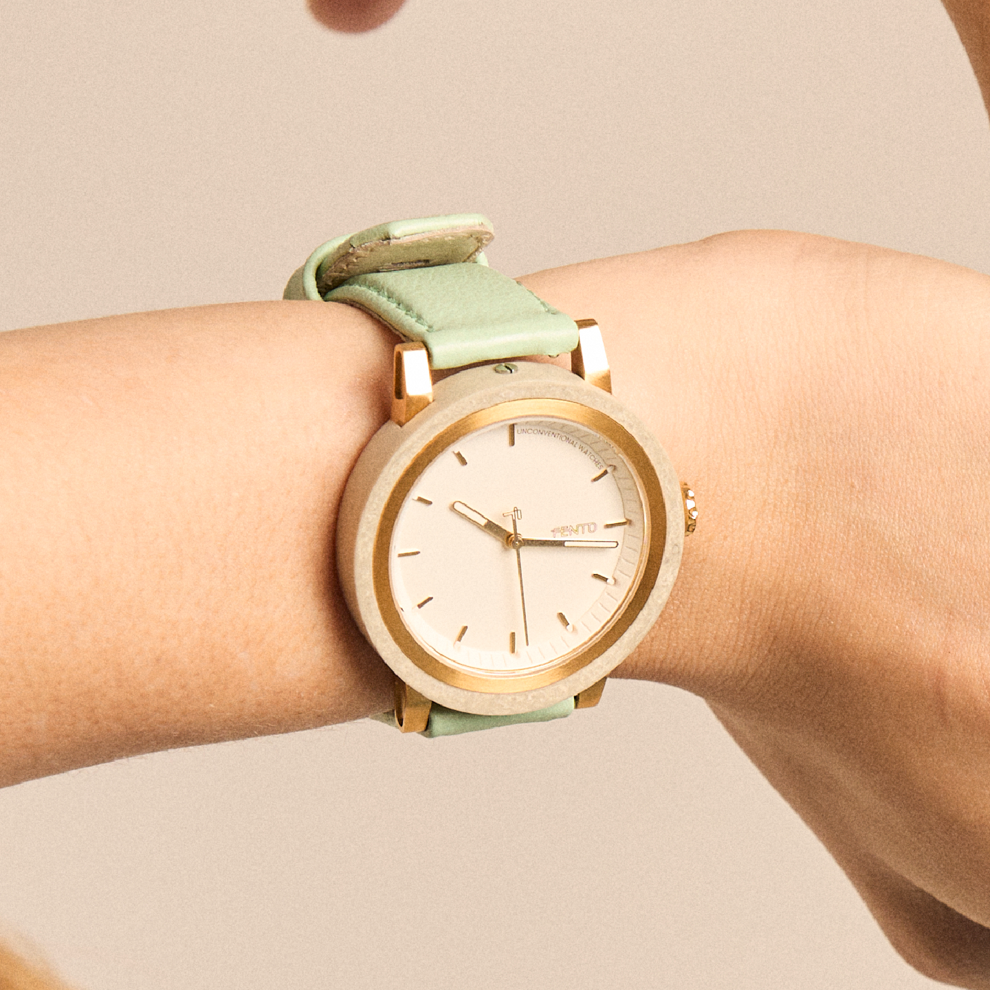 Elegant Windsor watch – gold finish and mint leather for a modern feminine touch.